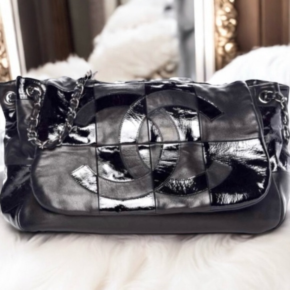 CHANEL Black lambskin and patent quilted leather CHANEL Brooklyn Bag "Retired" - Picture 9 of 16